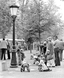 855563 Afbeelding van de 24e Kunstmarkt op het Janskerkhof te Utrecht, met enkele met krijt tekenende kinderen.